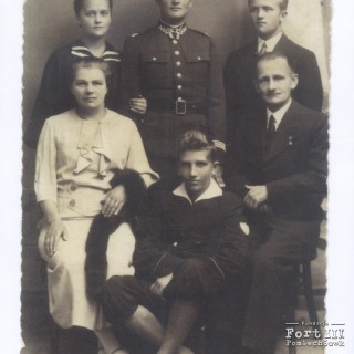 Zdjęcie z rodzicami i rodzeństwem. Stoją od lewej: Halina, Bogusław, Zygmunt, siedzą od lewej: Julia, Józef i Jan